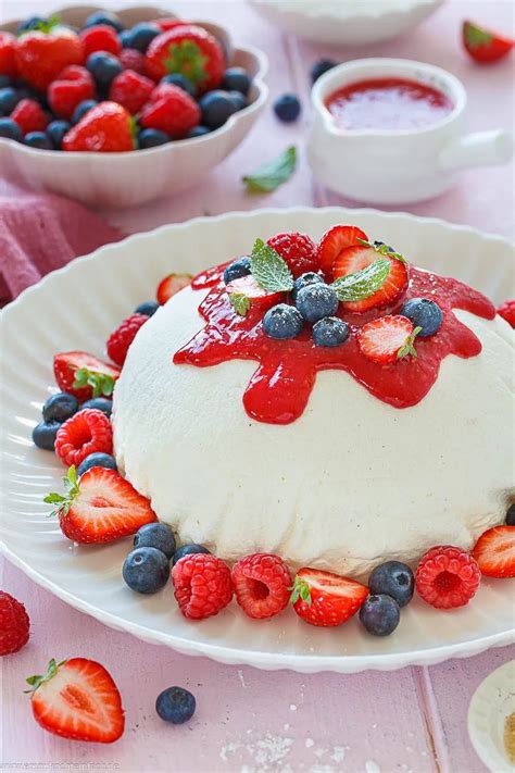 Joghurtbombe mit Fruchtsoße und Beeren