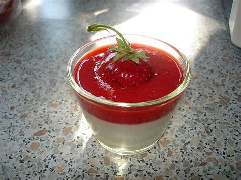 Joghurtcreme mit Erdbeersoße und Cantuccini