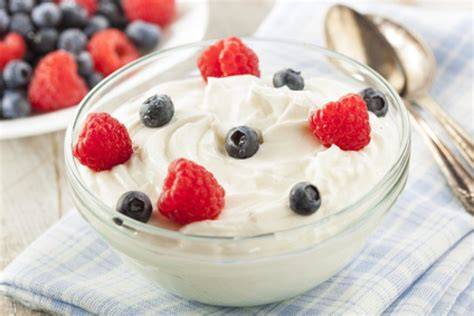 Joghurtcreme mit Früchten und Sahne