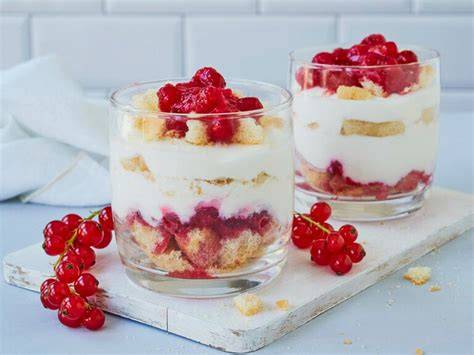 Joghurtcreme-Zubereitung Schritt für Schritt mit Sahne, Joghurt und Gelatine