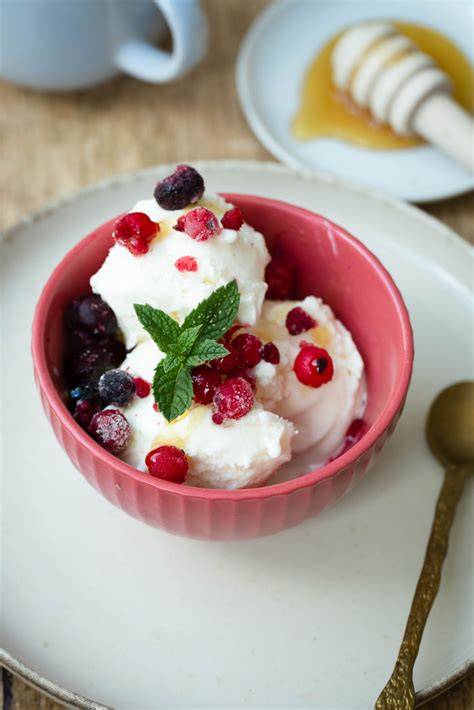 Joghurteis in Schale mit Beeren-Topping