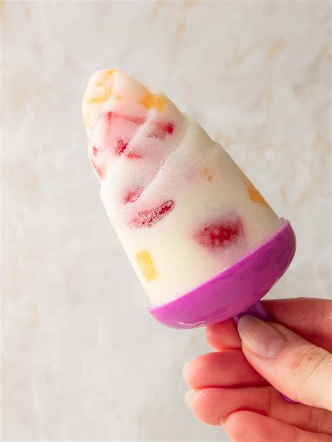 Joghurteis mit Früchten - Erdbeere, Himbeere, Mango
