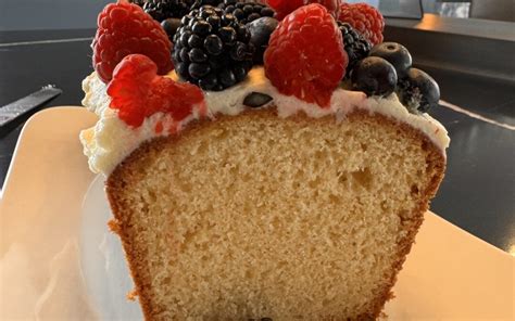 Joghurtkuchen auf Holztisch mit Beeren