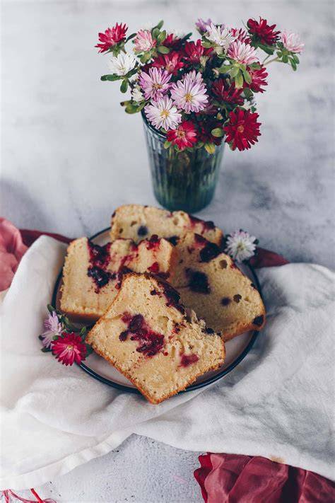 Joghurtkuchen auf einem Teller, mit Beeren garniert