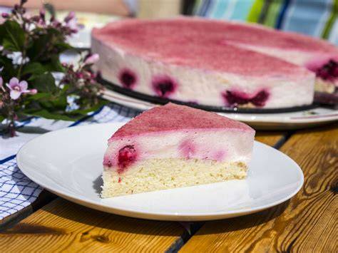 Joghurtkuchen mit Himbeersauce