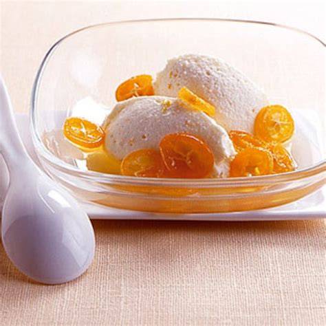 Joghurtmousse mit Maracujasauce und Pfirsichwürfeln