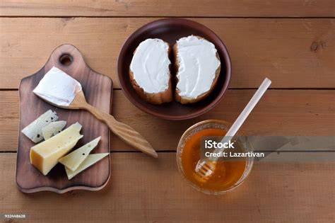 Joghurttaler auf einem Holzbrett
