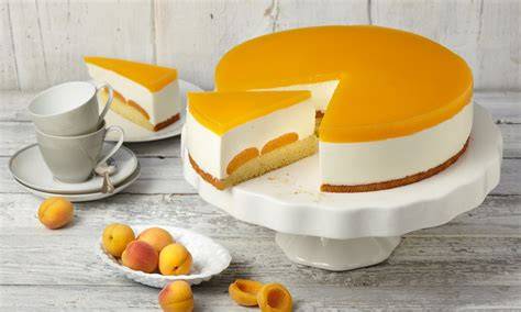 Joghurttorte: fertige Torte mit Schnitt und Fruchtdekor