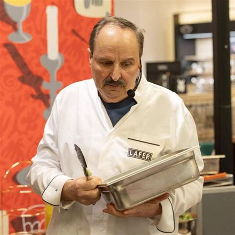 Johann Lafer in Aktion: Pralinenherstellung