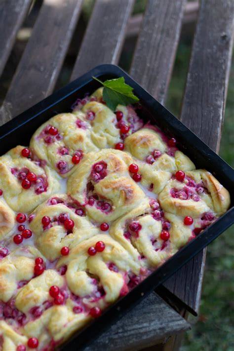 Johannisbeer Schnecken mit Streusel - angeschnittene Schnecken auf einem Backblech