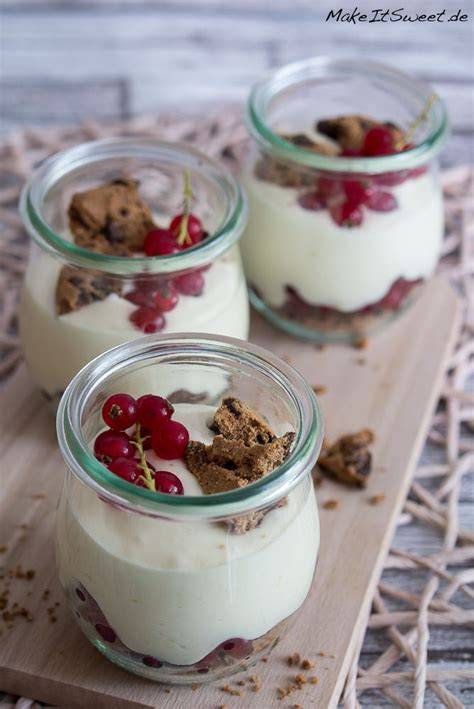 Johannisbeer-Dessert im Glas mit Baiser