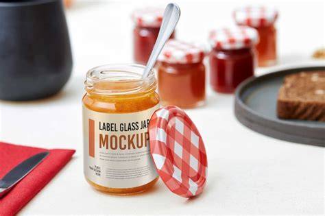 Johannisbeer-Kirsch-Marmelade im Glas mit Etikett und Löffelprobe
