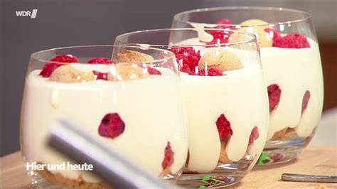 Johannisbeer-Quark-Mousse mit hausgemachter Johannisbeersauce und Amarettini