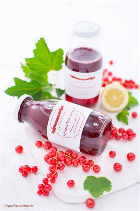 Johannisbeer-Sirup in Flaschen