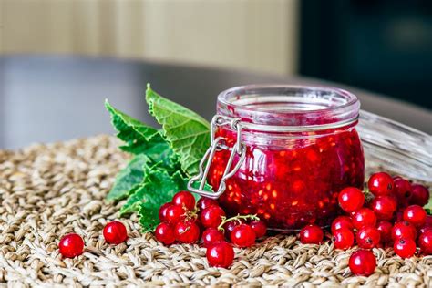 Johannisbeeren, Marmelade und Thermomix auf einem Brett