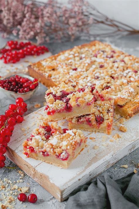 Johannisbeeren auf einem Blechkuchen