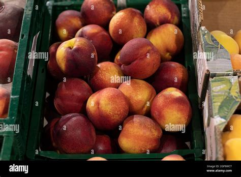 Johannisbeeren und Nektarinen frisch auf dem Markt