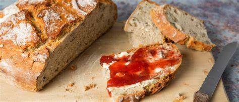 Johannisbeeren-Rhabarber-Marmelade auf frisch gebackenem Brot