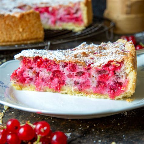 Johannisbeerkuchen mit Biskuitboden, Zutaten und Varianten (Infografik)