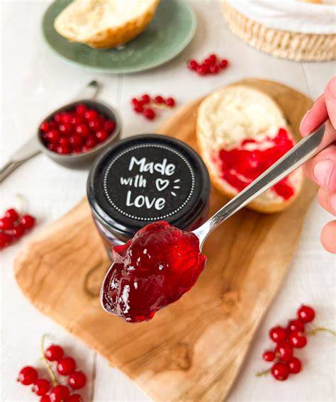 Johannisbeermarmelade auf frischen Brötchen