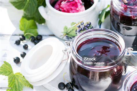 Johannisbeermarmelade im Glas