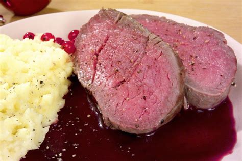 Johannisbeersauce im Topf, gekocht und passiert