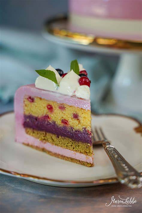 Johannisbeertorte als Sommerdessert mit Deko