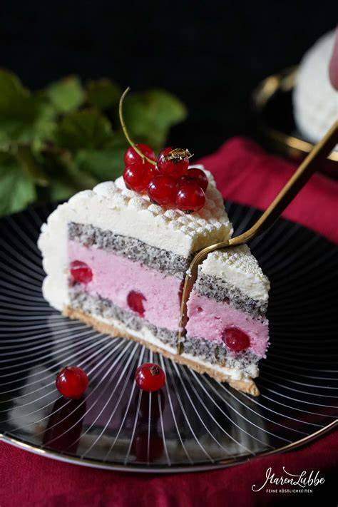 Johannisbeertorte mit Mascarpone, aufgeschnitten mit saftigem Mandelbelag