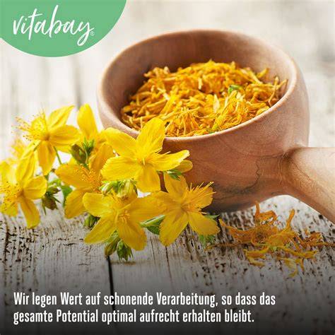 Johanniskrautblüten und Salbentiegel