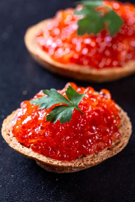 Jostabeeren-Marmelade auf Brot angerichtet