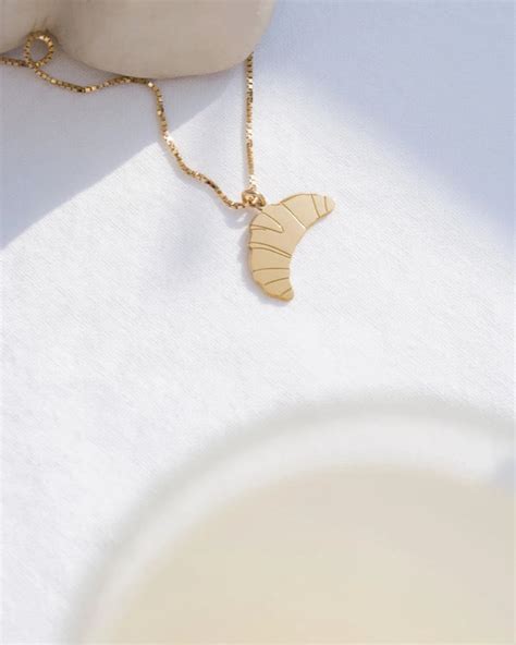 Jukserei Croissant Kette Nahaufnahme mit Perlen und Edelsteinen