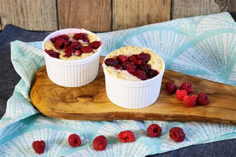 Jumbo-Mug mit Tassenkuchen und Himbeeren