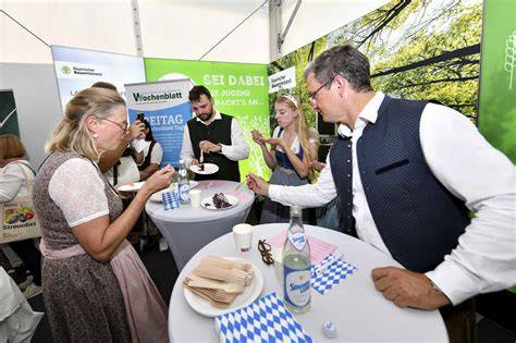 Jury und Produktionsteam probieren die Tortenreste