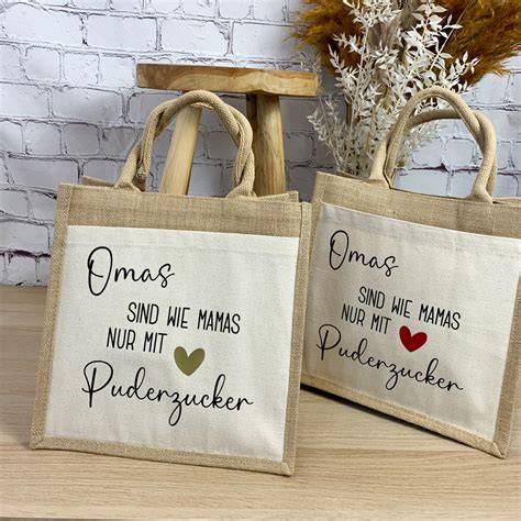 Jutetasche mit Aufdruck „Omas sind wie Mamas nur mit Puderzucker”