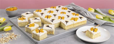Käse-Sahne-Blechkuchen auf Kaffeetafel