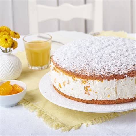 Käse-Sahne-Torte auf einer sommerlichen Kaffeetafel