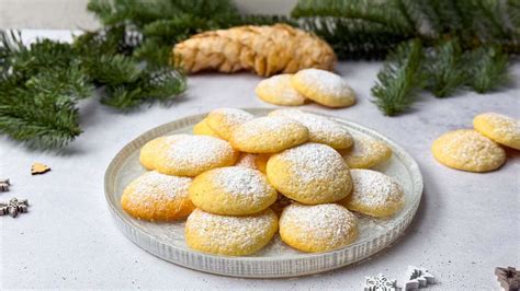 Käsekuchen Plätzchen auf einem Gitter mit Puderzucker