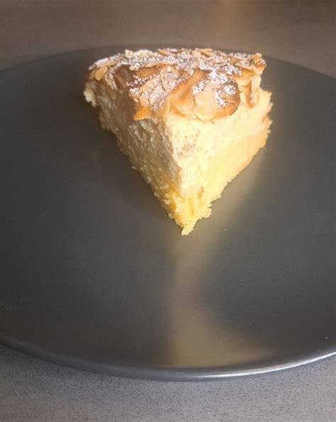 Käsekuchen Sernik nach traditionellem polnischen Rezept mit goldgelber Oberfläche