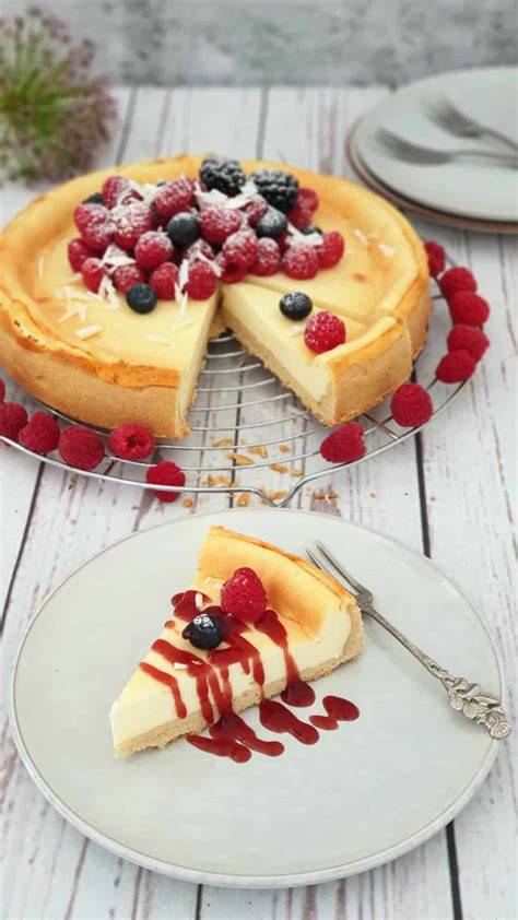 Käsekuchen Stücke auf Teller, mit frischen Beeren garniert