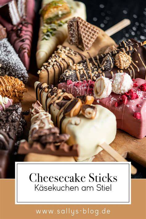 Käsekuchen Sticks dekoriert auf einem Teller