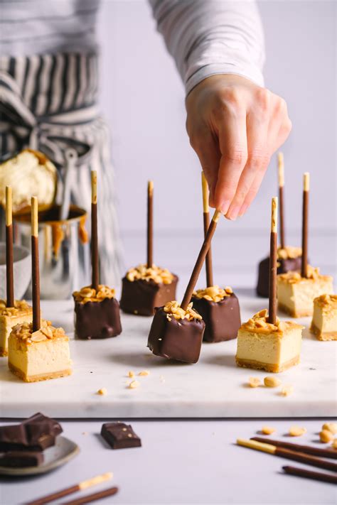 Käsekuchen am Stiel mit Schokoladentoppings
