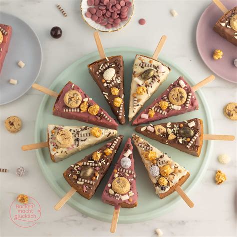 Käsekuchen am Stiel mit bunter Dekoration