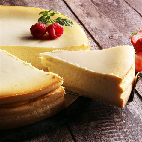 Käsekuchen anschneiden, saftiges Innenleben sichtbar