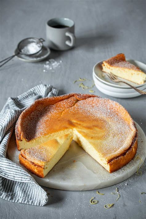 Käsekuchen auf Kuchenplatte