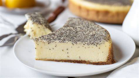 Käsekuchen auf Kuchenteller, nah aufgenommen