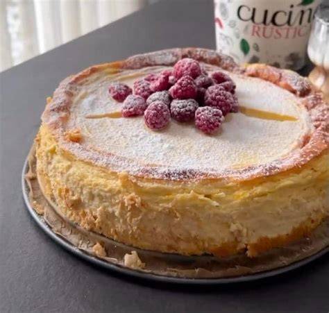 Käsekuchen auf Quarkbasis, angeschnitten und mit Puderzucker bestäubt