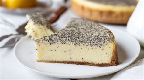 Käsekuchen auf einem Kuchenteller mit Puderzucker