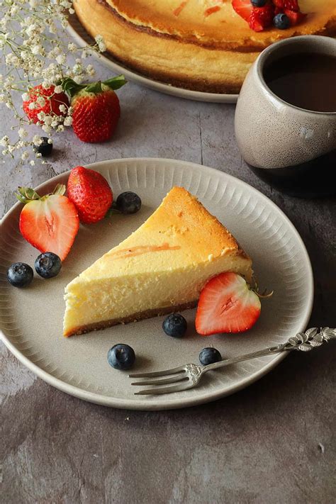 Käsekuchen aufgeschnitten auf Teller