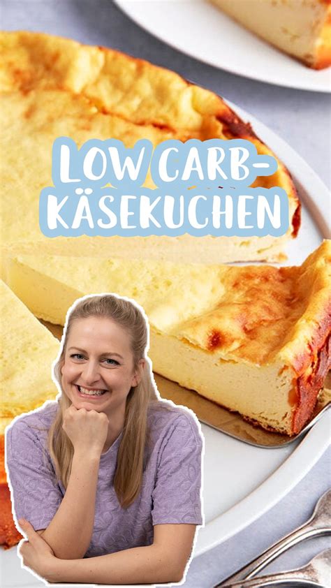 Käsekuchen aus dem Ofen auf einem Kuchengitter zum Abkühlen