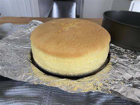 Käsekuchen frisch aus dem Ofen mit goldgelber Oberfläche